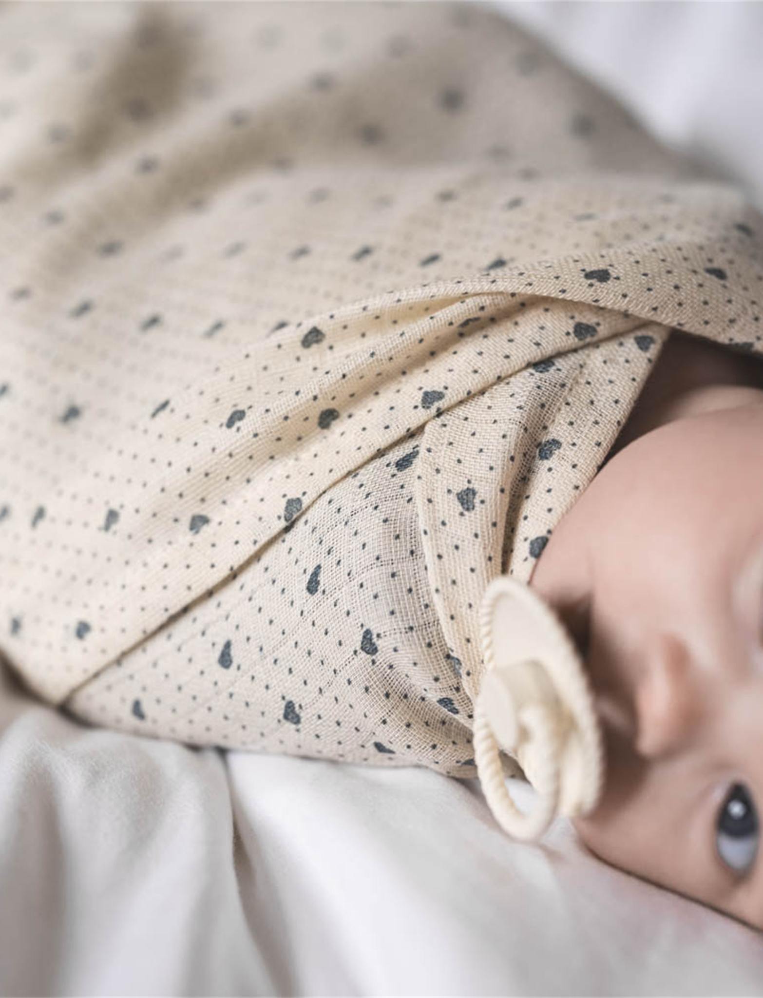 Sådan svøber du din baby – en tryg og beroligende guide