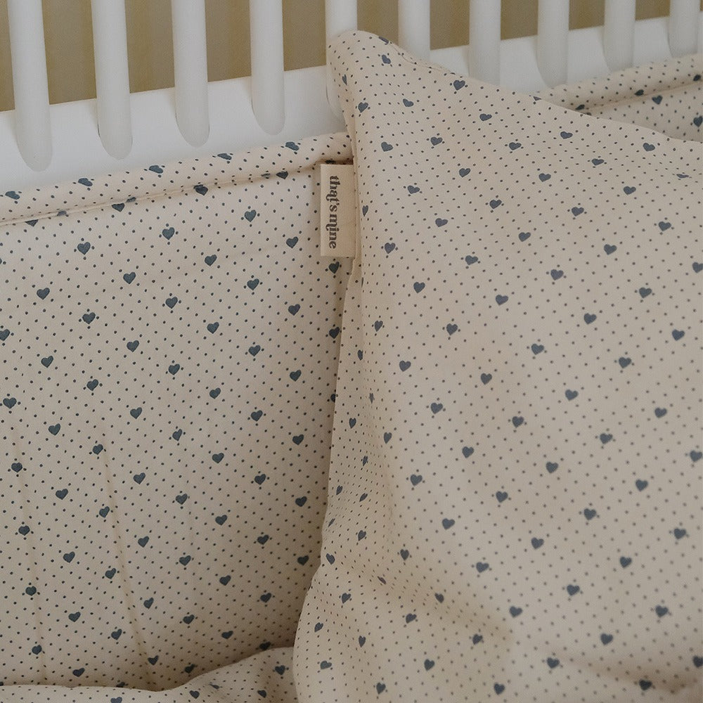 That's Mine Lotus sengerand - Lots of love sky - 65% Organic cotton / 35% Recycled polyester Buy Sovetid||Sengerande||Alle||Favoritter||personale||Efterår og vinter 2024||Lots of love||alt minus sløjfe||NOOS||mette-sale here.
