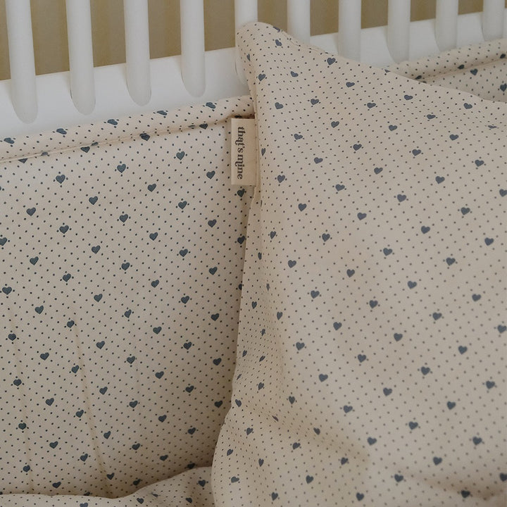 That's Mine Lotus sengerand - Lots of love sky - 65% Organic cotton / 35% Recycled polyester Buy Sovetid||Sengerande||Alle||Favoritter||personale||Efterår og vinter 2024||Lots of love||alt minus sløjfe||NOOS||mette-sale here.
