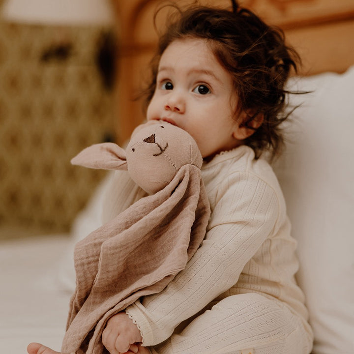 That's Mine Ami nusseklud - Shadow grey bunny - 90% Organic cotton / 10% Recycled polyester Buy Legetid||Bamser og nusselegetøj||Nusseklude||Summer Sale||Alle||Favoritter||Udsalg - Legetid||alt minus sløjfe||5 for 399||NOOS||Påskebundle||Summer Bundle||mette-sale here.