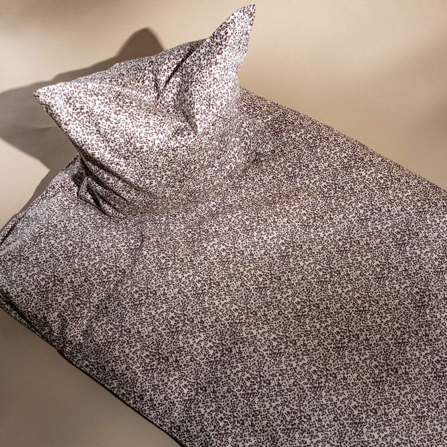 That's Mine Levi sengetøj - Flores red - 100% Organic cotton Buy Sovetid||Sengetøj||personale||Sengetøjstilbud||3 for 2||Udsalg - Sovetid||3 for 399||bj-resten-offer here.