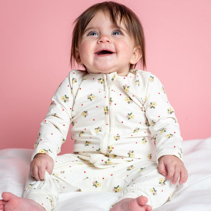 That's Mine Elliotte onesie - Sweetheart Petals - 48% Organic cotton / 47% Modal / 5% Elastane Buy Overdele||Onesies||personale||Basics here.