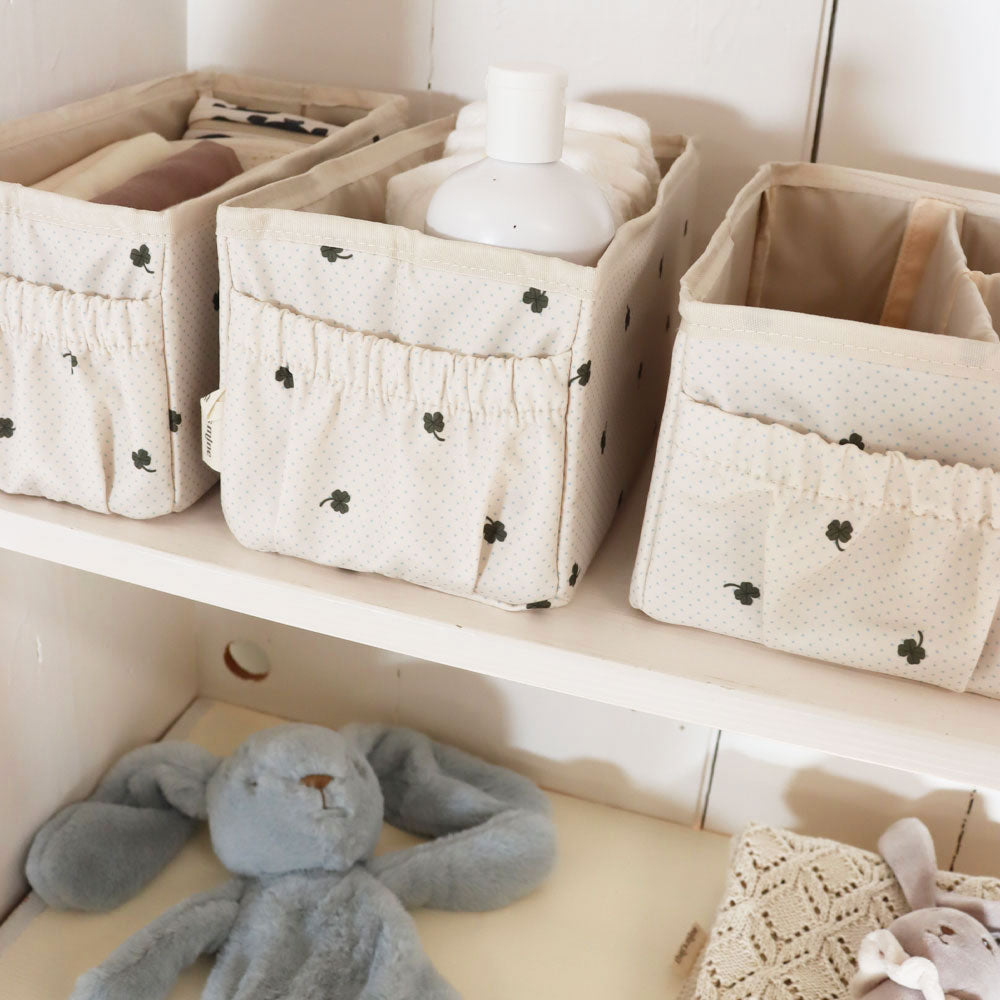 That's Mine Lucy pusleopbevaringskasse - Specks of luck - 50% recycled polyester / 50% polyester (Shell: 100% recycled polyester , Lining: 100% polyester) Buy Amning & pusletid||Pusle||Alle||personale||Newborn essentials||Pusleopbevaringskasser||alt minus sløjfe||mette-sale||Forår 2026 here.