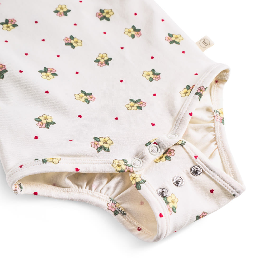 That's Mine Ellis SS bodystocking - Sweetheart Petals - 48% Organic cotton / 47% Modal / 5% Elastane Buy Bodystockings||Undertøj||personale||Basics here.