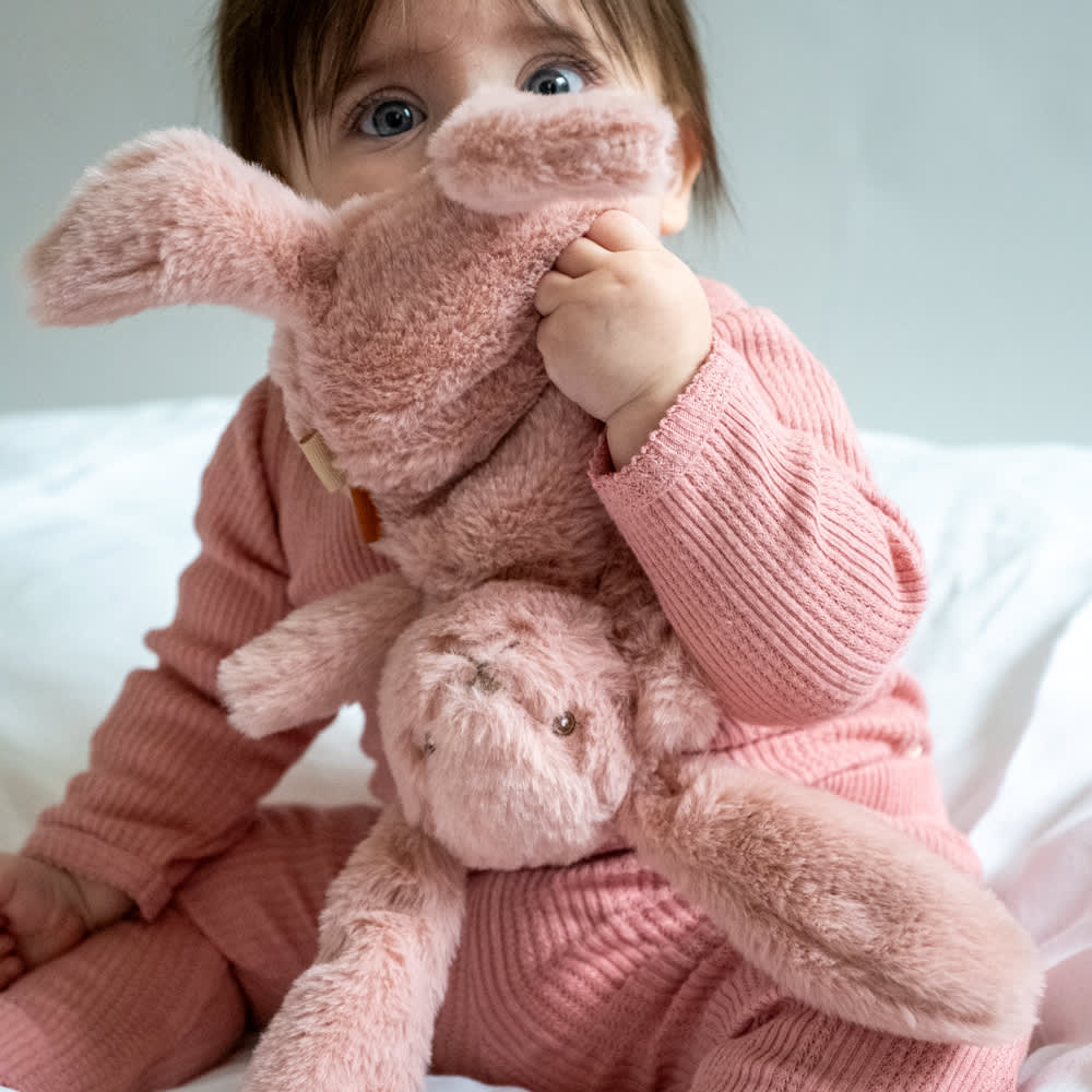 That's Mine Houston tyngdebamse mini - Rose - 80% Recycled polyester / 20% Plastic particles Buy Legetid||Bamser og nusselegetøj||Tyngdebamser||personale||Forår 2026 here.