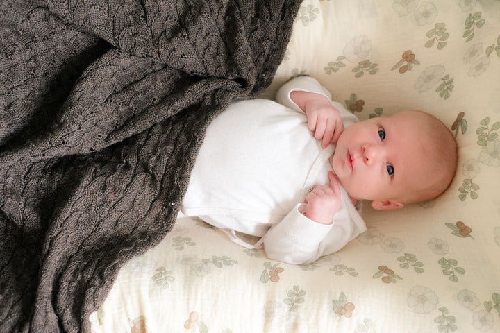 Baby nest sheet / crib sheet - Flowers and berries